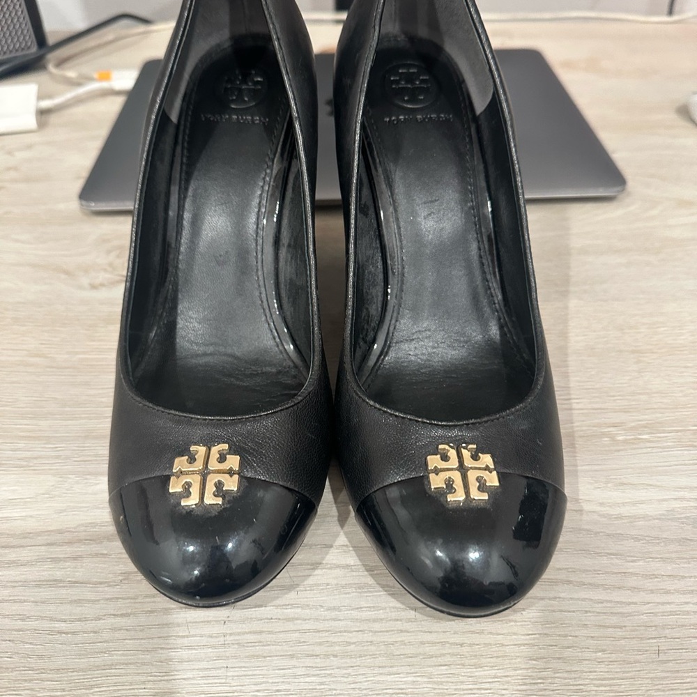 Black Leather Heels with Gold Emblem and Medium Heel